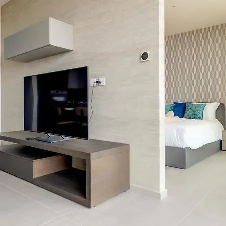 Super Lux High Floor Mercury Towers Apartment *
